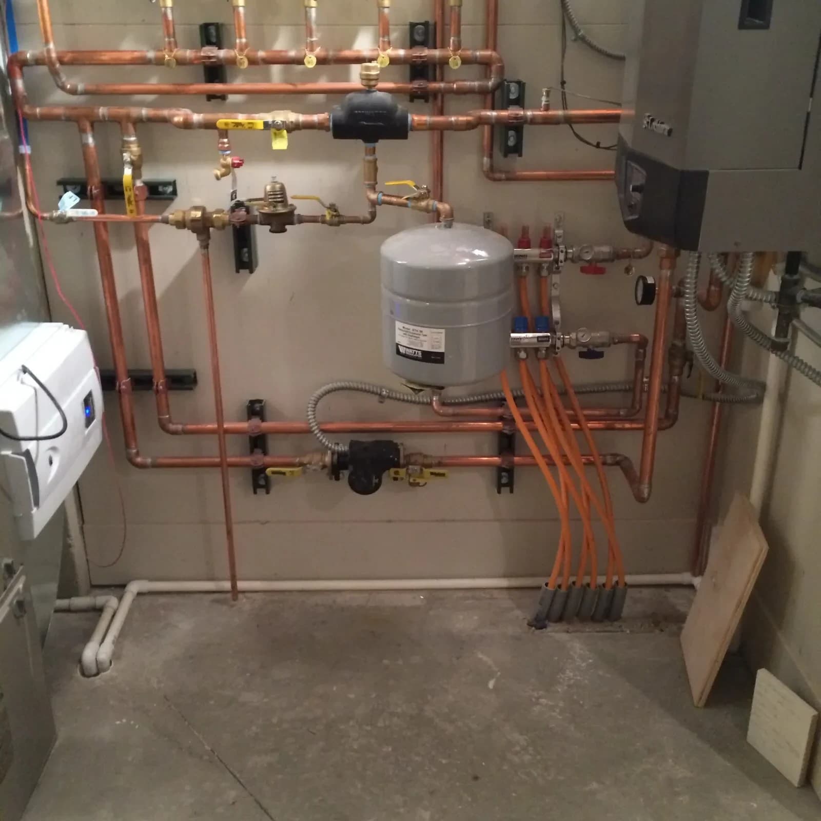 Hydronic heating piping with expansion tank and zone valves